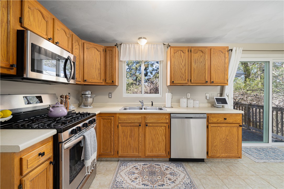 102 Canning Street Cumberland, RI 02864 - Photo 6 of 32