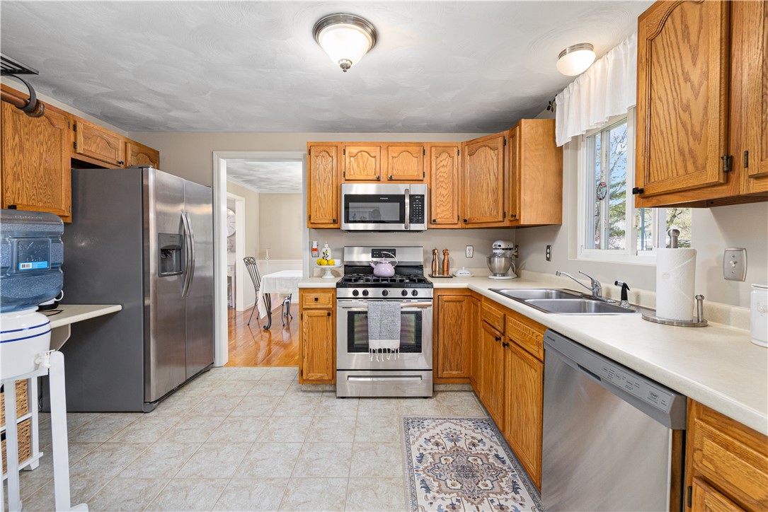 102 Canning Street Cumberland, RI 02864 - Photo 9 of 32