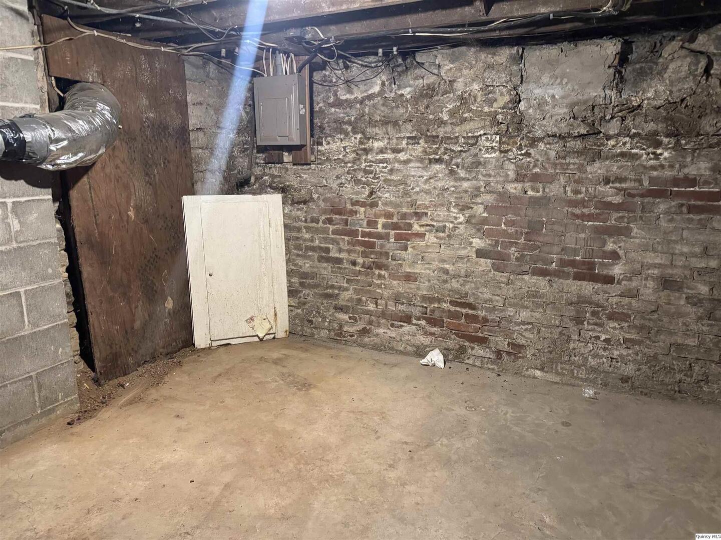 605 Adams Street Quincy, IL 62301 - Photo 14 of 15 a view of a small room