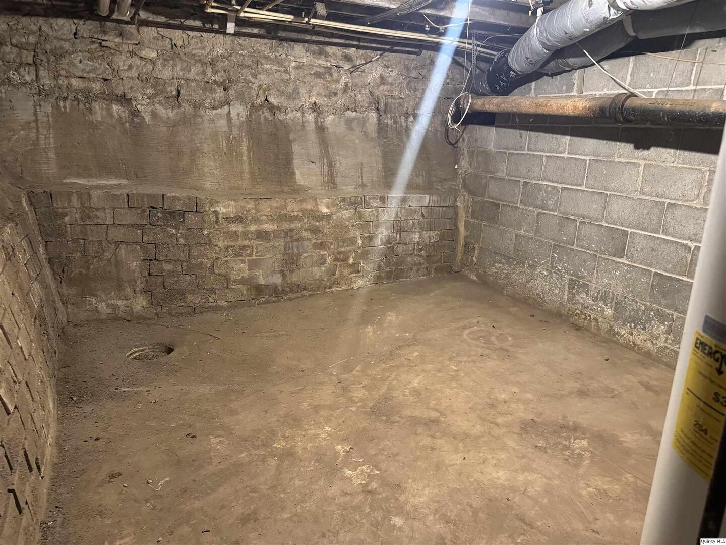 605 Adams Street Quincy, IL 62301 - Photo 15 of 15 a bathroom with a shower