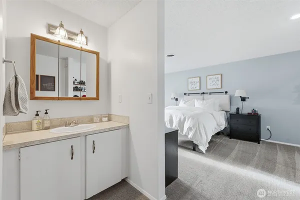 a en suite bathroom with a double vanity sink and mirror