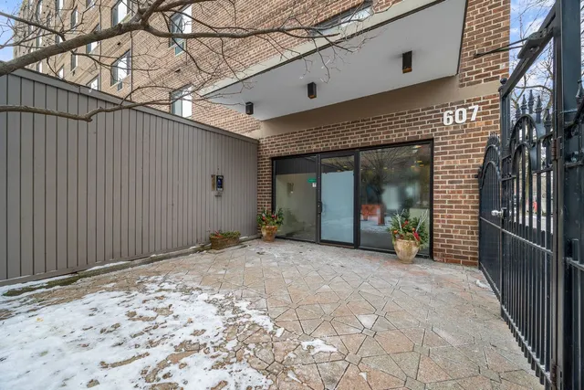 $165,000 | 607 West Wrightwood Avenue, Unit 407, Chicago, IL 60614