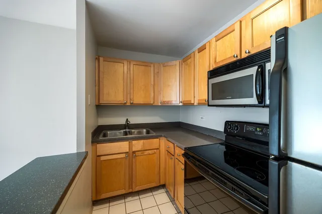 $165,000 | 607 West Wrightwood Avenue, Unit 407, Chicago, IL 60614