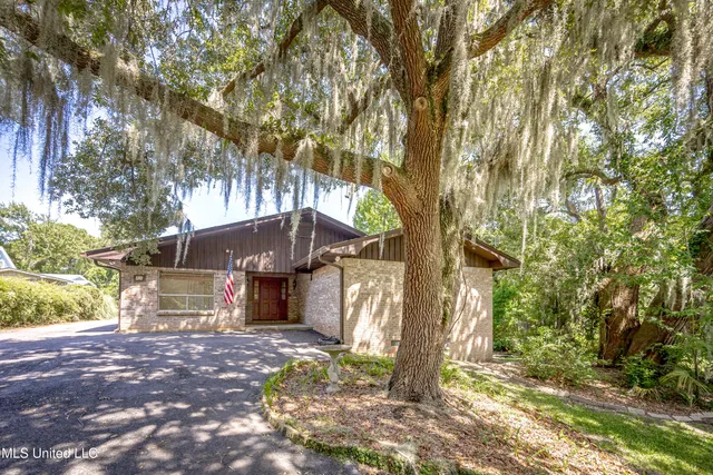 $985,000 | 416 Jackson Avenue, Ocean Springs, MS 39564