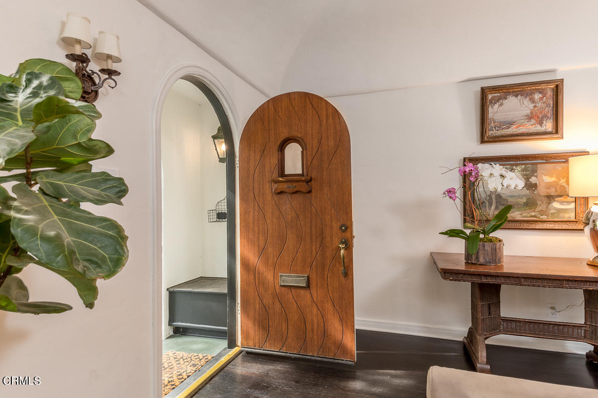 2420 Catherine Road Altadena, CA 91001 - Photo 6 of 43 a view of a interior in a house
