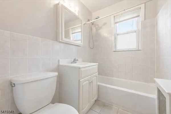 $2,300 | 343 Bloomfield Avenue, Unit 8, Verona, NJ 07044