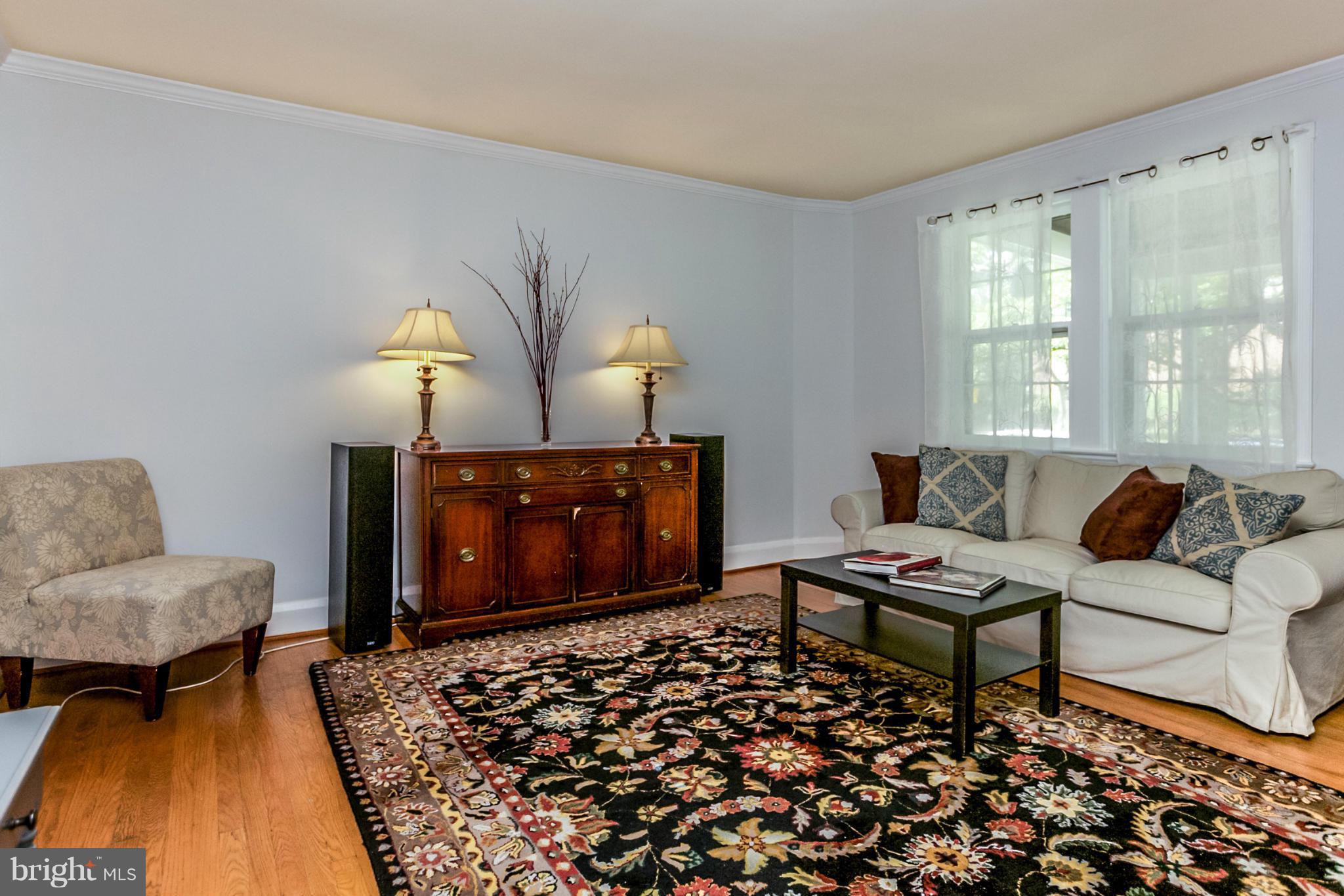 317 Dumbarton Road Baltimore, MD 21212 - Photo 4 of 30 Living Room