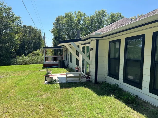a view of a house with backyard and porch