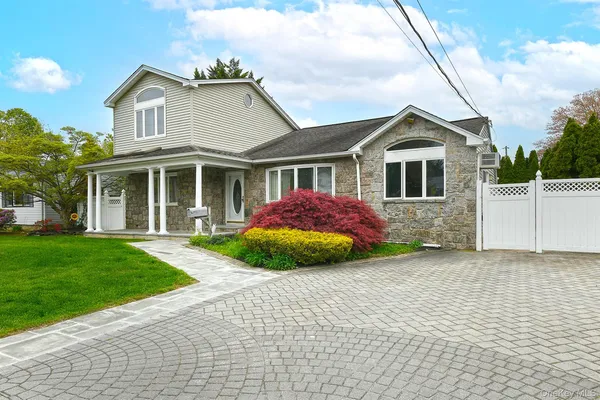 $695,000 | 4 Ida Lane, North Babylon, NY 11703