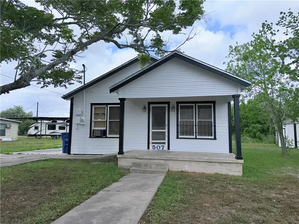 $1,150 | 507 East Commons Street, Refugio, TX 78377