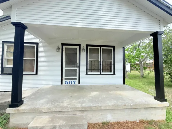 $1,150 | 507 East Commons Street, Refugio, TX 78377