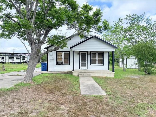 $1,150 | 507 East Commons Street, Refugio, TX 78377