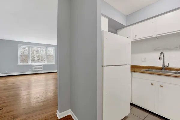 $1,650 | 3161 North Cambridge Avenue, Unit 215, Chicago, IL 60657