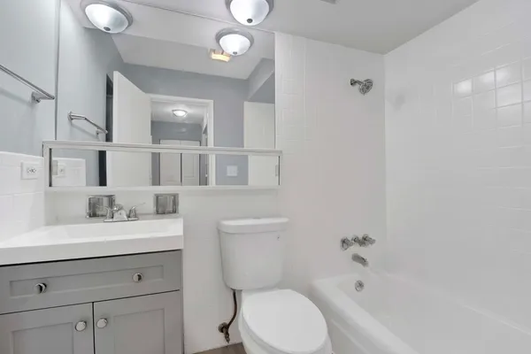 $1,650 | 3161 North Cambridge Avenue, Unit 215, Chicago, IL 60657