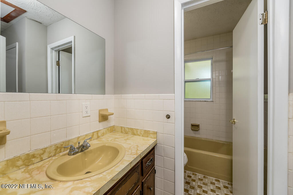 4688 Raggedy Point Road Fleming Island, FL 32003 - Photo 14 of 20 Yellow bathroom
