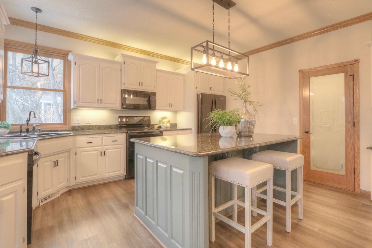9425 Shetland Road Eden Prairie, MN 55347 - Photo 5 of 38