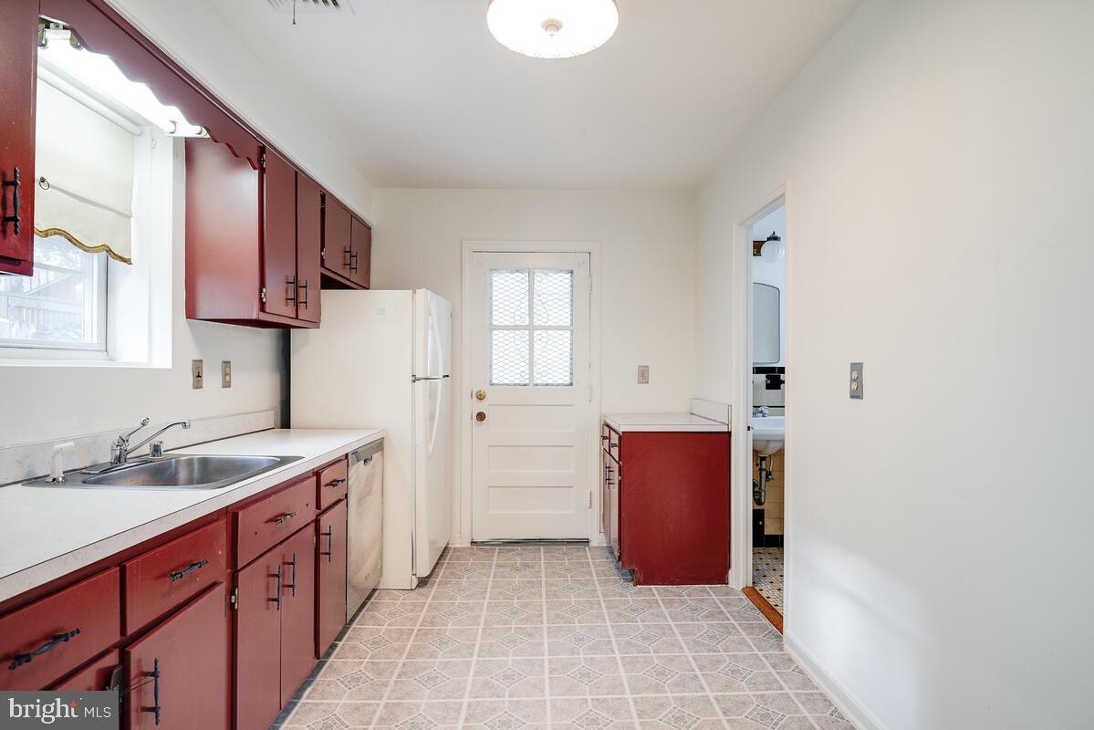 904 Newhall Street Silver Spring, MD 20901 - Photo 16 of 47 Kitchen w/Exit to Enclosed Back Porch