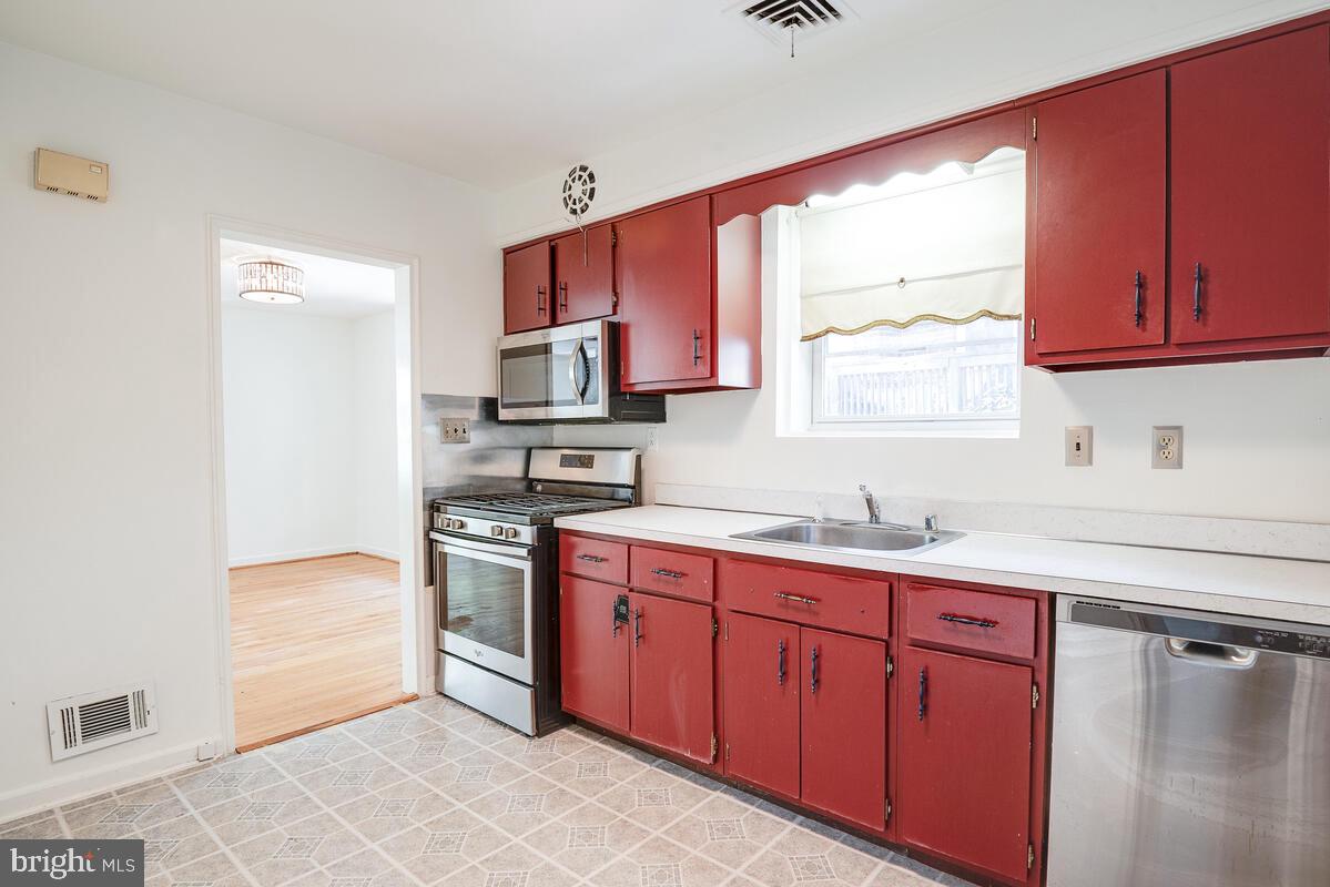 904 Newhall Street Silver Spring, MD 20901 - Photo 17 of 47 Gas Cooking & Built-in Microwave