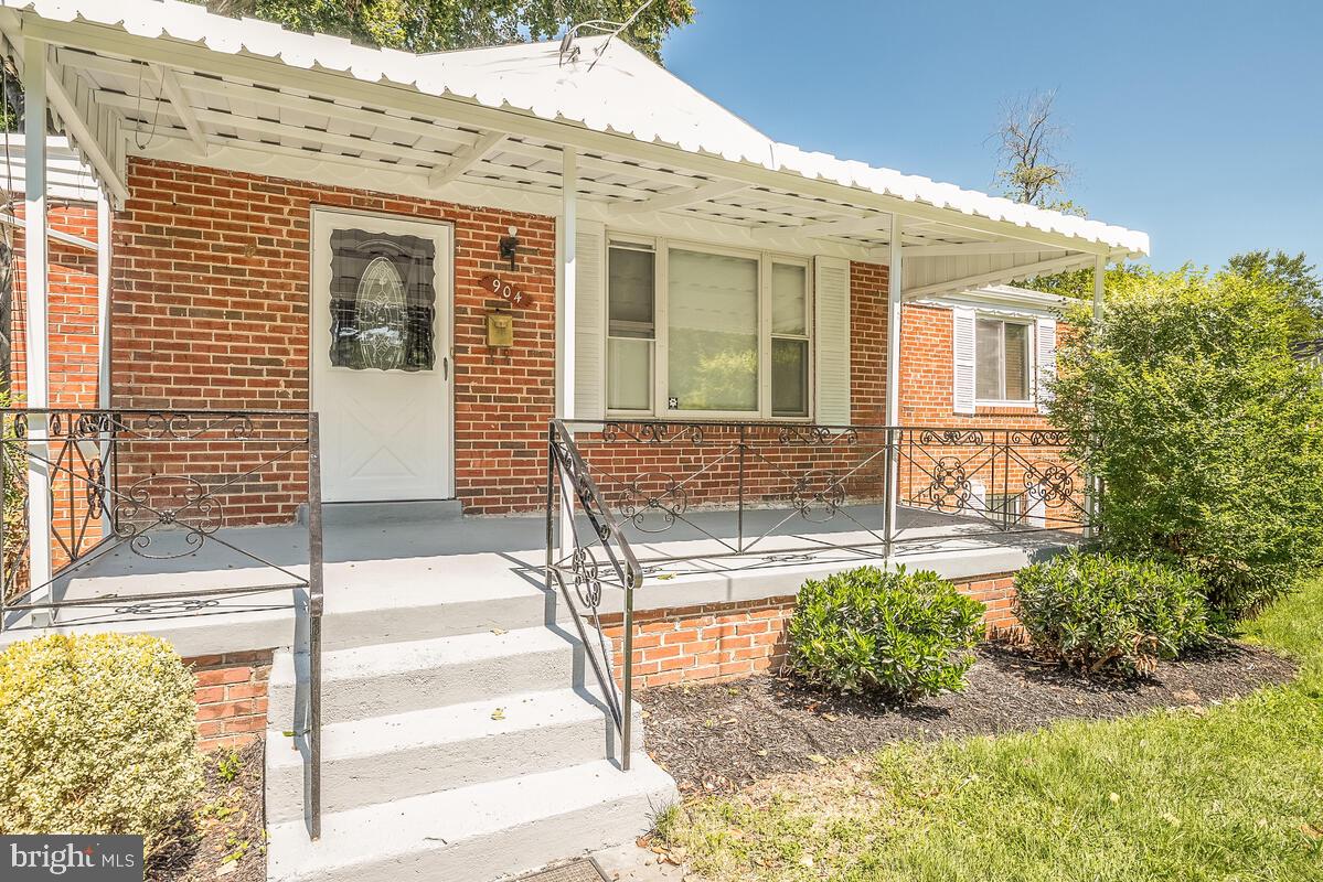 904 Newhall Street Silver Spring, MD 20901 - Photo 3 of 47 Gallery Image 3