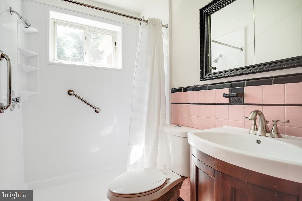 904 Newhall Street Silver Spring, MD 20901 - Photo 26 of 47 Main Level Full Bath