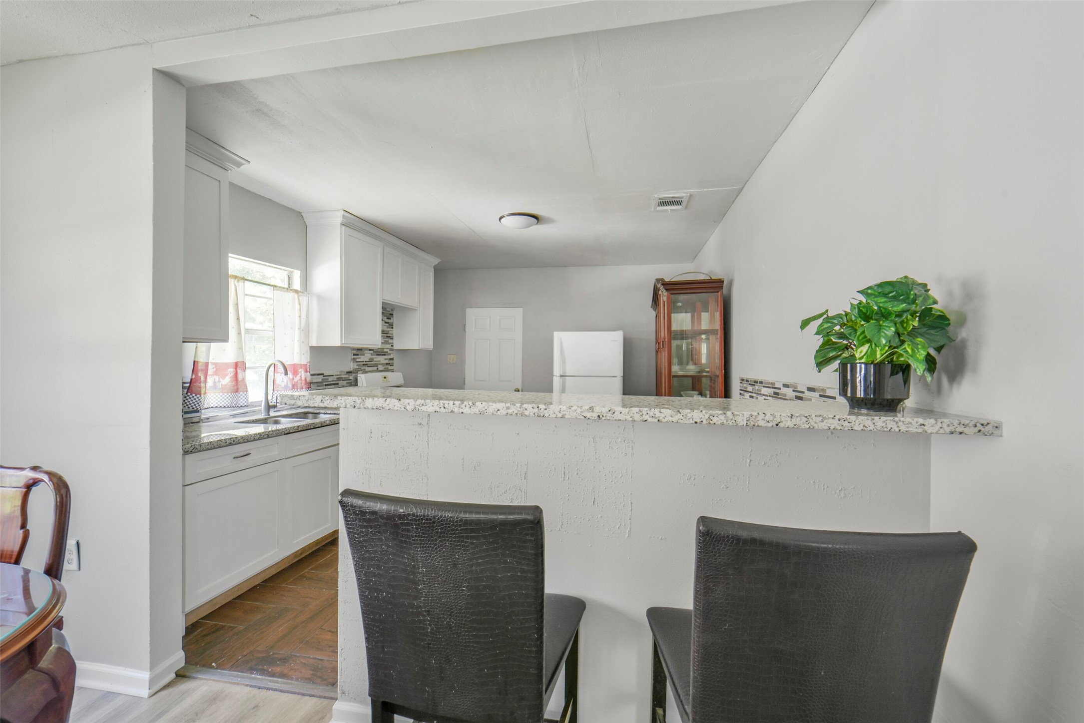 220 Engel Street Houston, TX 77011 - Photo 15 of 29 Breakfast Bar overlooking Kitchen