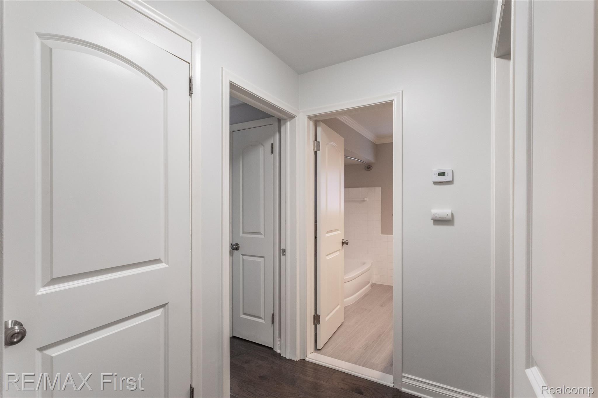1497 Roslyn Road Grosse Pointe, MI 48236 - Photo 17 of 26 2HpH3vcw.jpeg