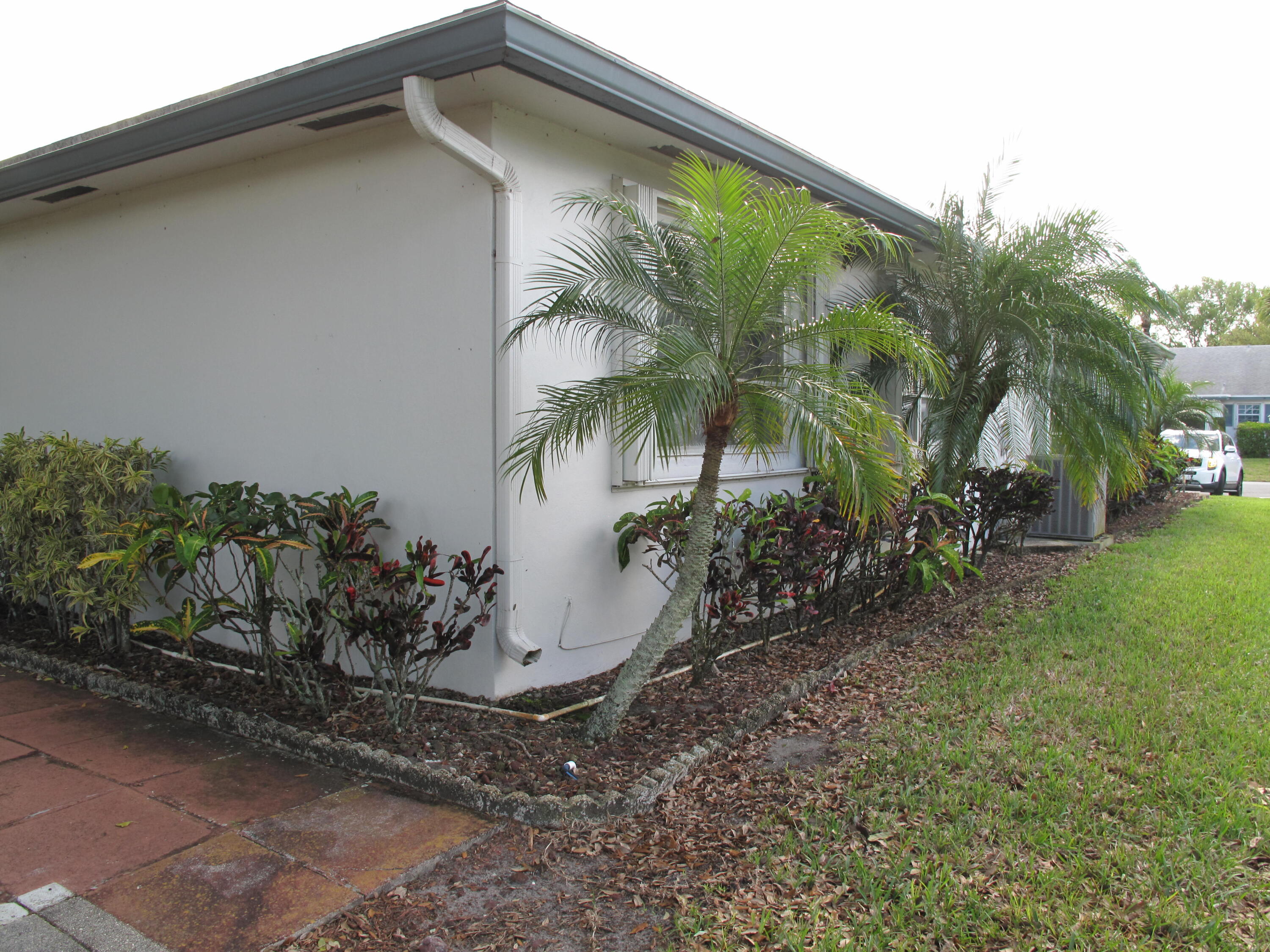1217 South Drive Way, Unit A Delray Beach, FL 33445 - Photo 30 of 48 Side view of villa