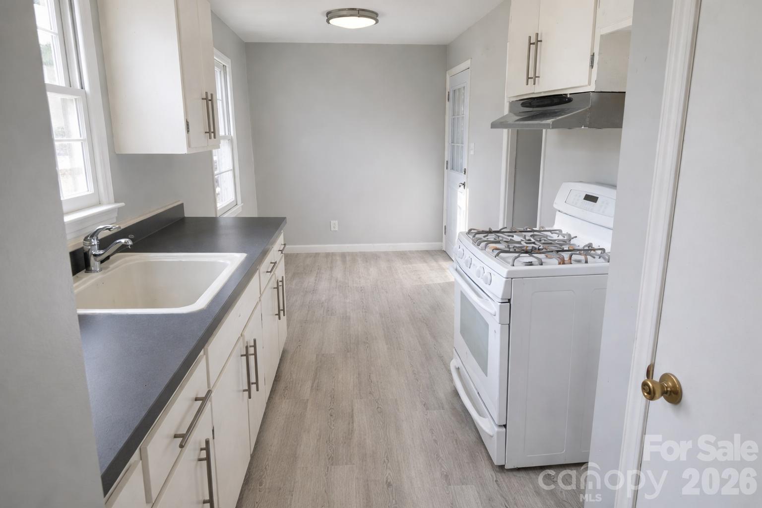 310 Hollis Road Charlotte, NC 28209 - Photo 5 of 37