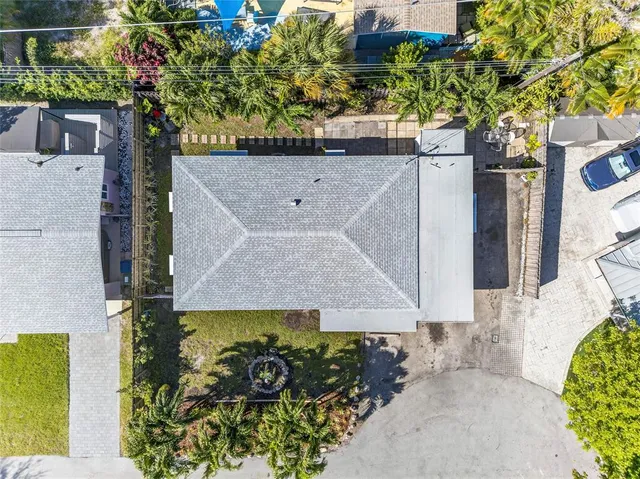 a picture of a tree in front of a house