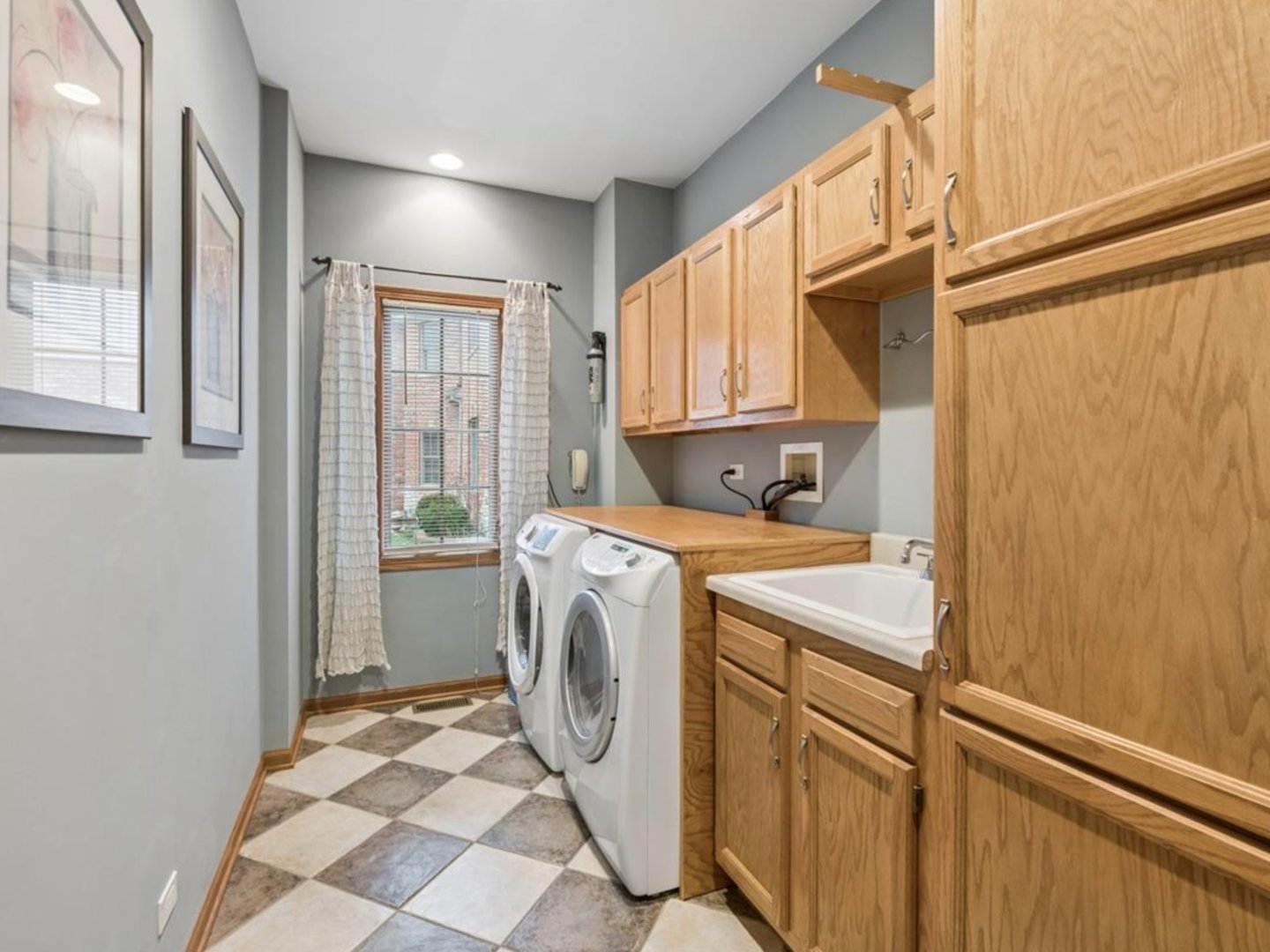 543 Chestnut Street Addison, IL 60101 - Photo 13 of 22 a utility room with dryer and washer