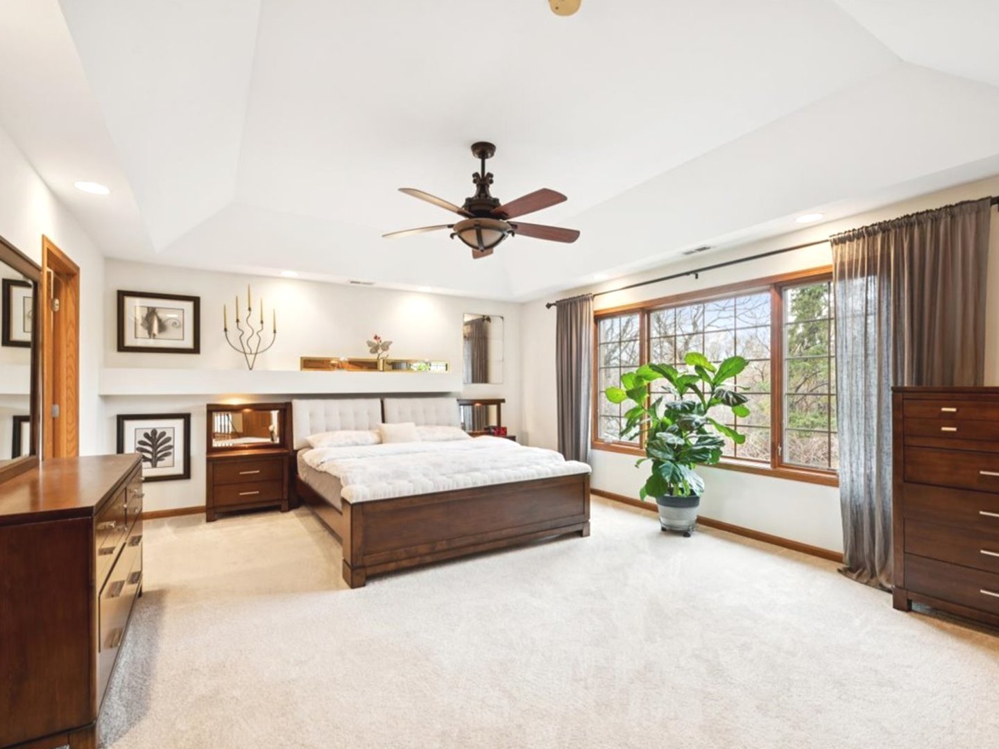 543 Chestnut Street Addison, IL 60101 - Photo 15 of 22 a living room with furniture and a large window