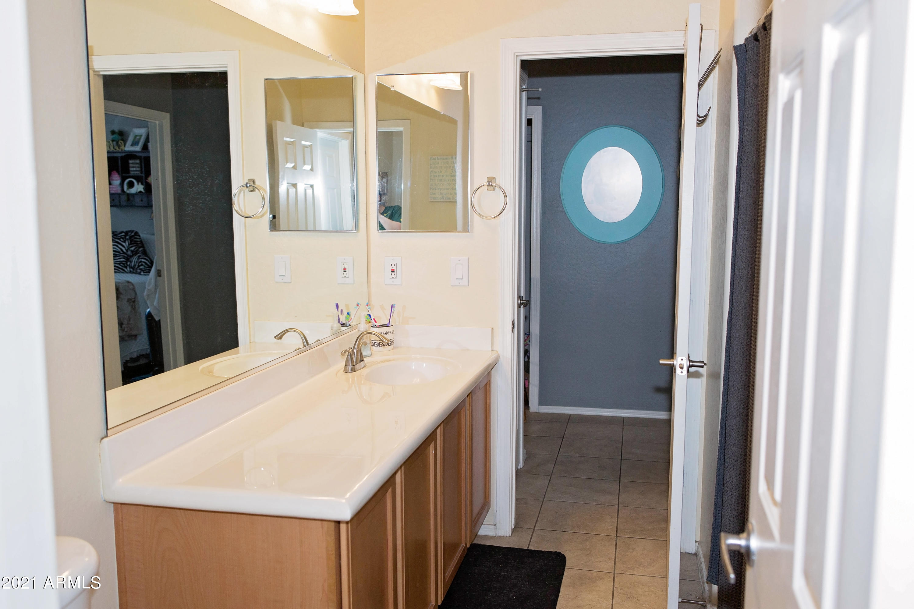 40808 North Raleigh Court Phoenix, AZ 85086 - Photo 11 of 20 2nd Bathroom with 2 Entrances