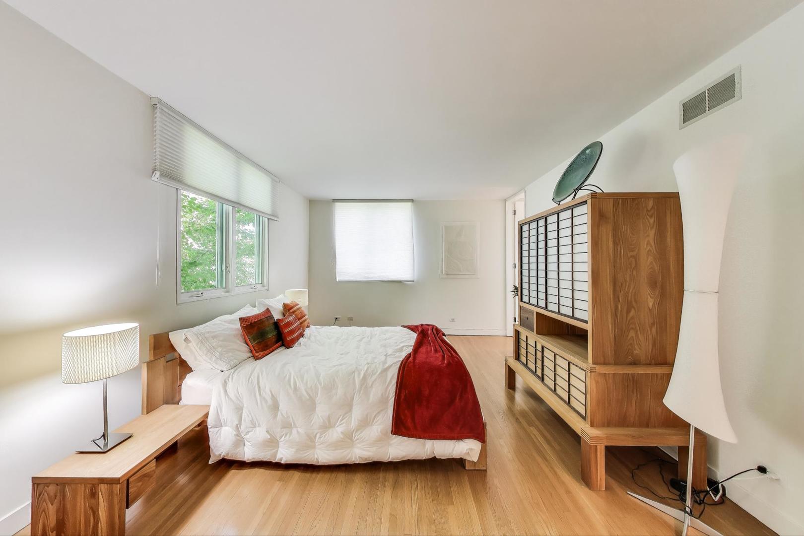 90 Riparian Road Highland Park, IL 60035 - Photo 38 of 76 a bed room with a bed and a window