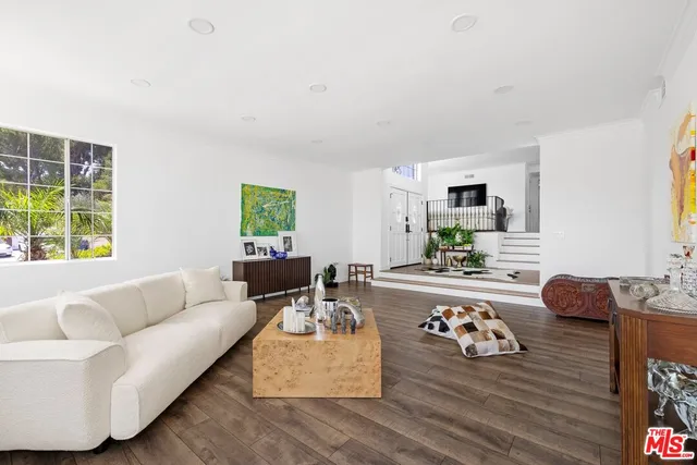 $2,500,000 | 19673 Valdez Drive, Tarzana, CA 91356