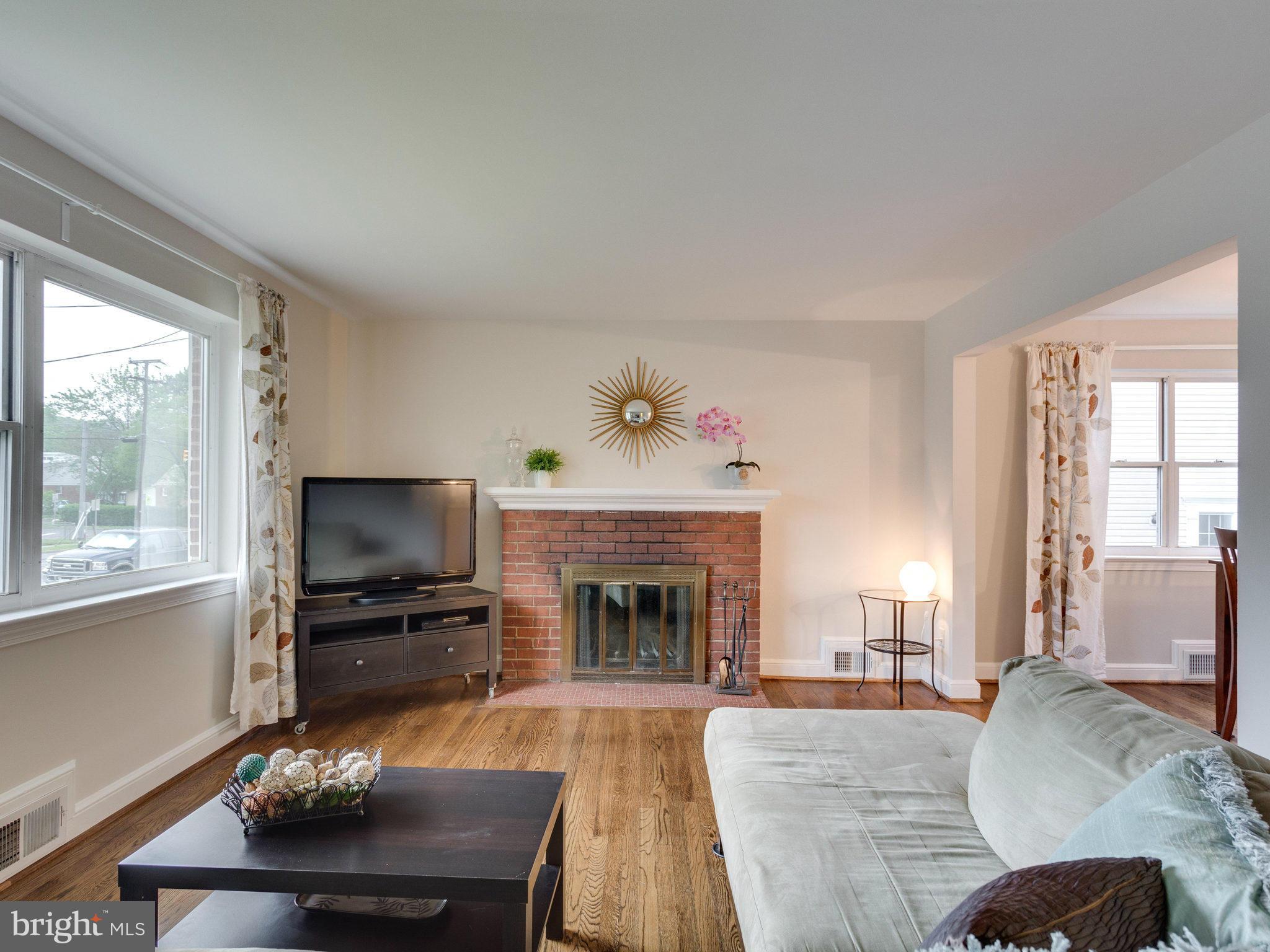 5903 Amherst Avenue Springfield, VA 22150 - Photo 9 of 30 Living Room