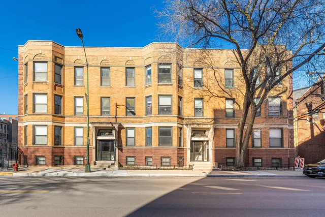 $3,795 | 726 West Addison Street, Unit 3, Chicago, IL 60613