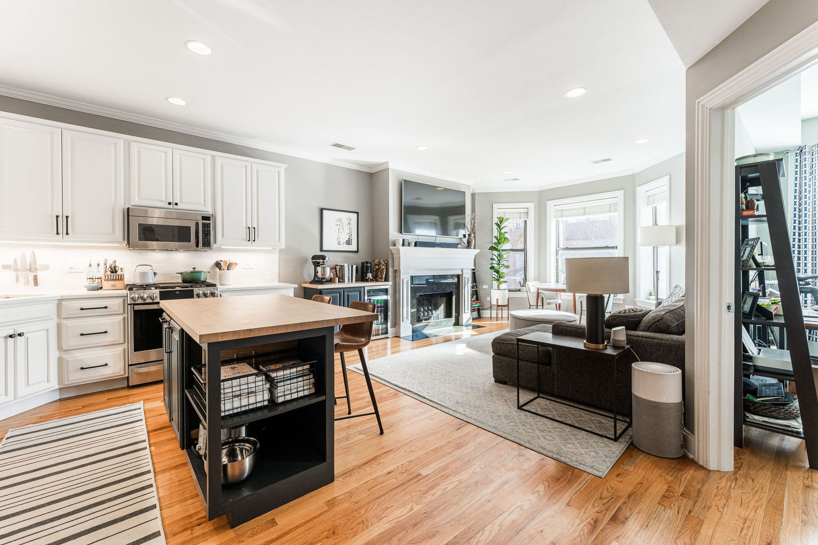 726 West Addison Street, Unit 3 Chicago, IL 60613 - Photo 2 of 15