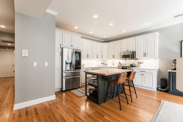 $3,795 | 726 West Addison Street, Unit 3, Chicago, IL 60613