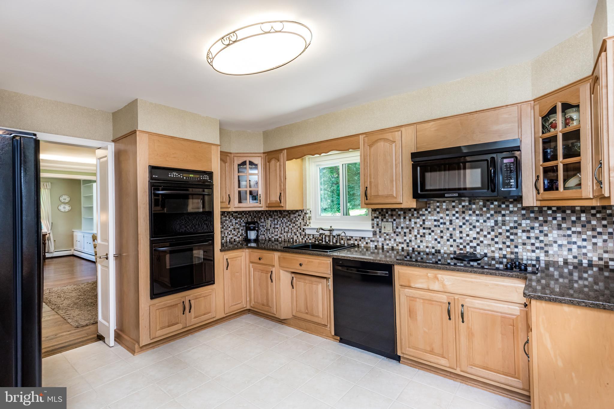 6901 Dorsey Road Laytonsville, MD 20882 - Photo 18 of 60 Kitchen with tile backsplash, & granite counters