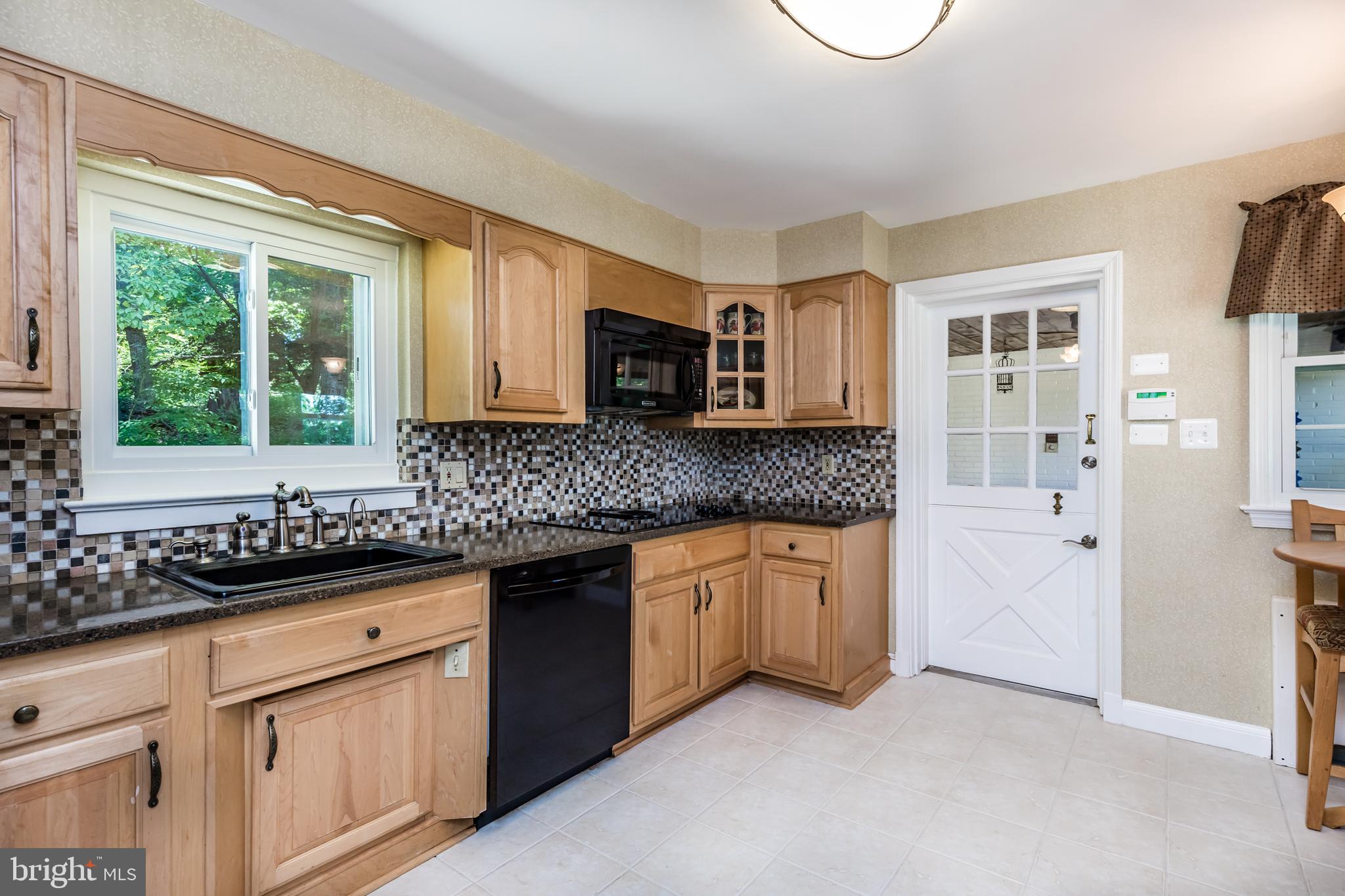 6901 Dorsey Road Laytonsville, MD 20882 - Photo 19 of 60 Kitchen with tile backsplash, & granite counters
