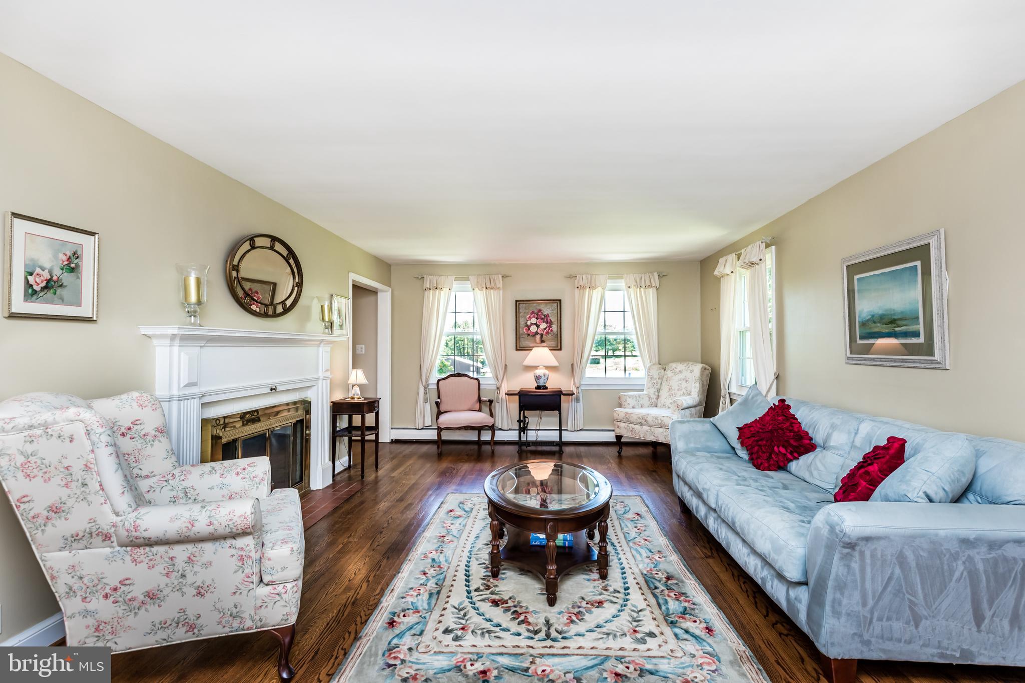 6901 Dorsey Road Laytonsville, MD 20882 - Photo 10 of 60 Main lvl family room/hardwoods/built-ins/fireplace