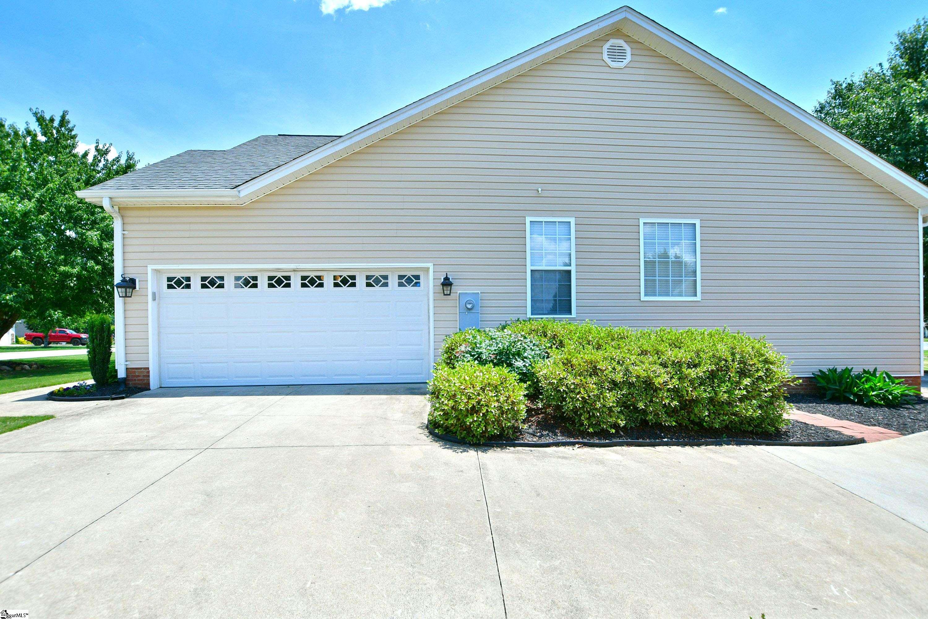 9 Rustcraft Drive Greer, SC 29651 - Photo 4 of 31