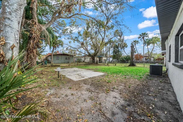 a view of a yard with a house