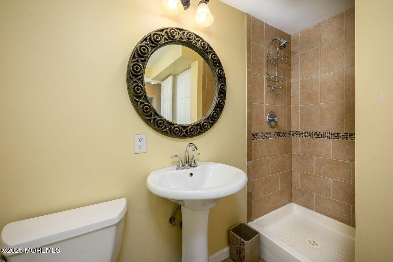 37 Willow Grove Way Manalapan, NJ 07726 - Photo 17 of 35 37_Willow_Grove_Way-22