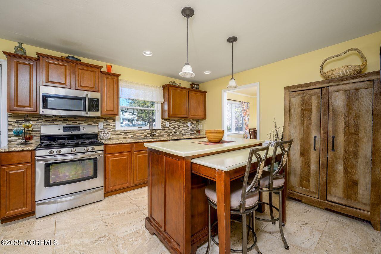 37 Willow Grove Way Manalapan, NJ 07726 - Photo 9 of 35 37_Willow_Grove_Way-24