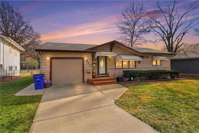 $270,000 | 311 Northeast Arlington Circle, Lee's Summit, MO 64063