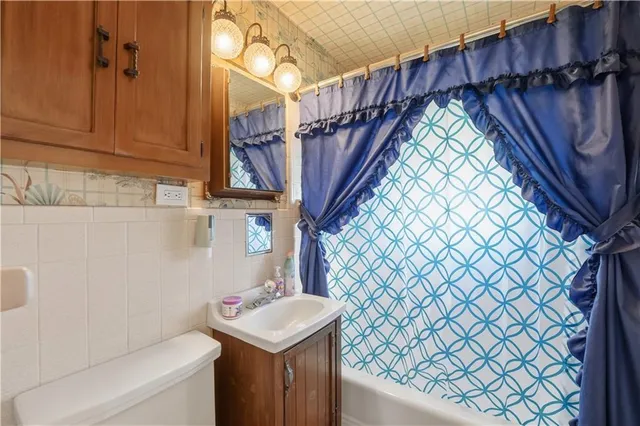 $270,000 | 311 Northeast Arlington Circle, Lee's Summit, MO 64063