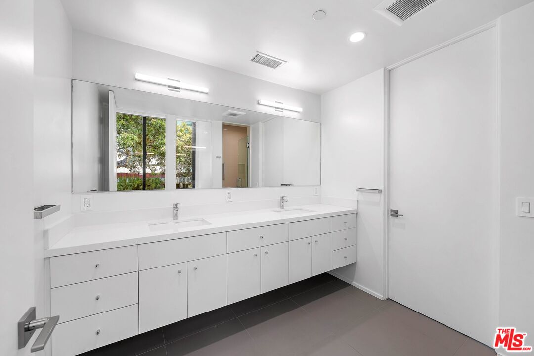 2215 5th Street, Unit B Santa Monica, CA 90405 - Photo 11 of 16