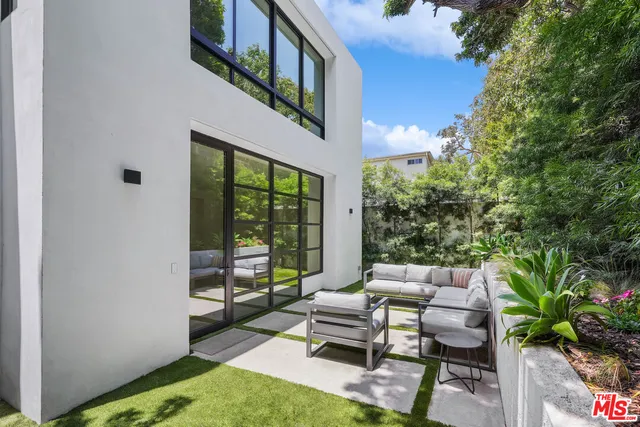 $2,598,000 | 2215 5th Street, Unit B, Santa Monica, CA 90405