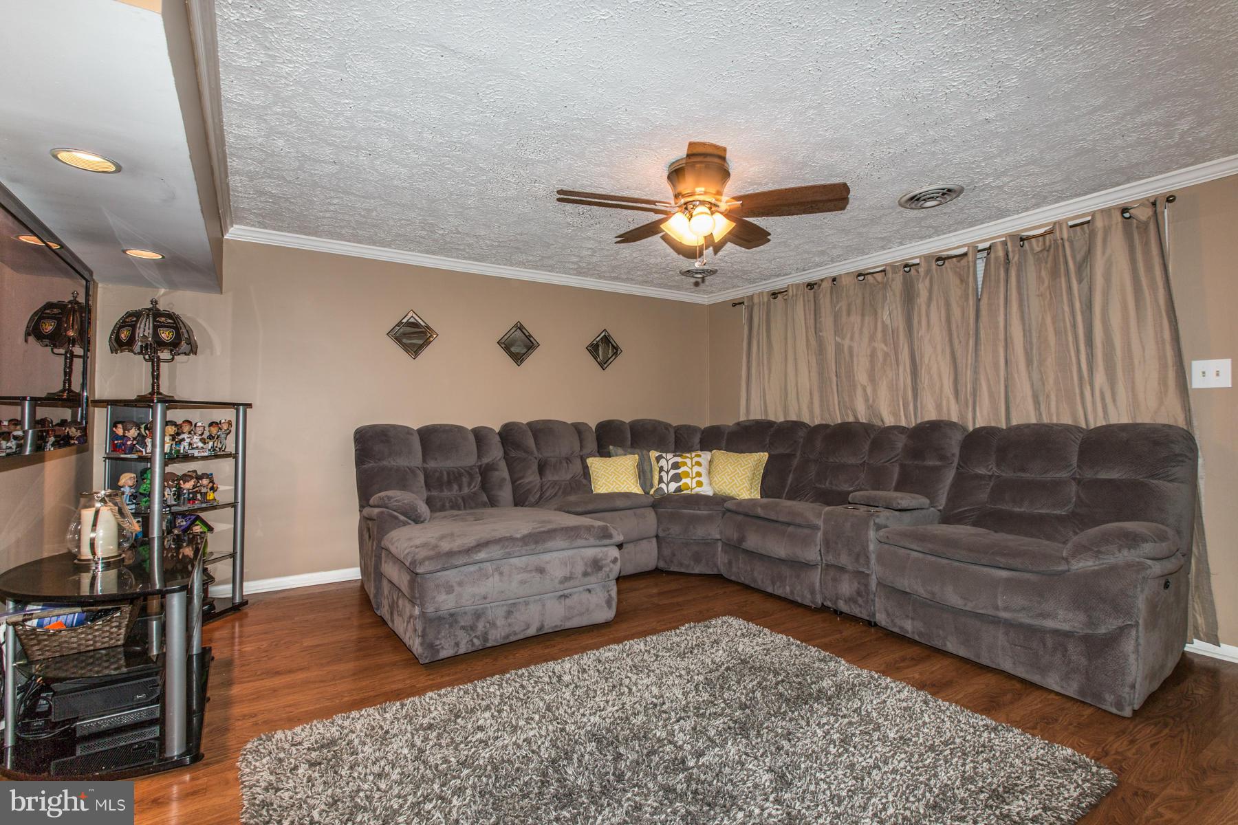 3219 Kessler Road Baltimore, MD 21227 - Photo 5 of 14 Living Room
